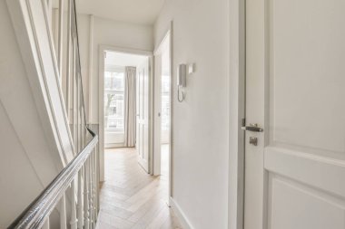 Zarif bir evde özel tasarım lüks merdivenler.