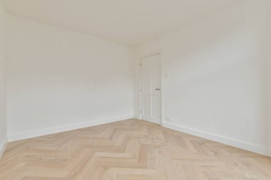 Evdeki boş ışık odasında, beyaz duvardaki plastik pencere ve radyatör.