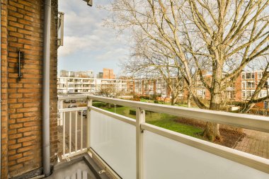 Açık hava eğlencesi için parlak geniş balkon