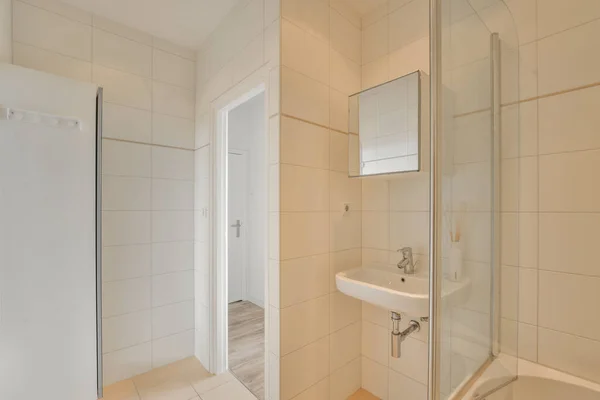 シャワー付きの現代的なバスルームのインテリアとフラットで最小限のスタイルでシンク — ストック写真