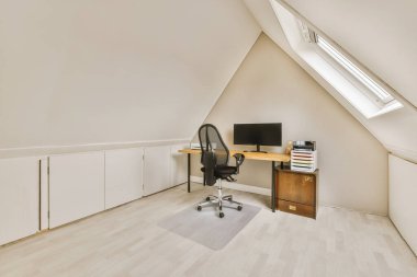 Çalışma odasının minimalist iç kısımları parke zemin ve beyaz duvarlar kanepe ve raf raflarıyla döşenmiş.