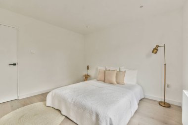 Yatak odasının iç tasarımı, yatak odası ve ahşap gardırop modern dairenin penceresinin kenarına yerleştirilmiş.