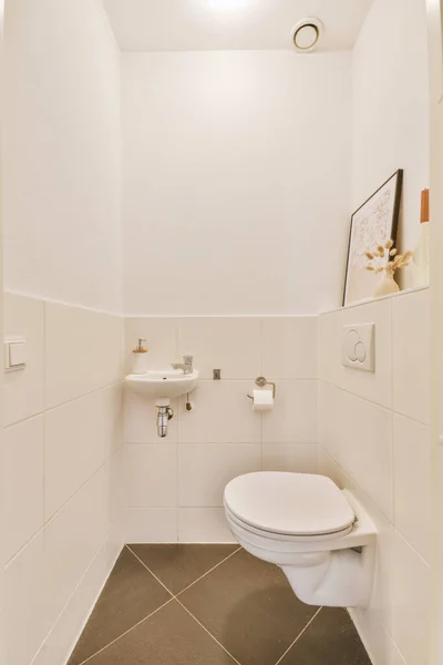 Настенный Туалет Маленькая Раковина Углу Туалетной Комнаты Бежевой Плиткой — стоковое фото