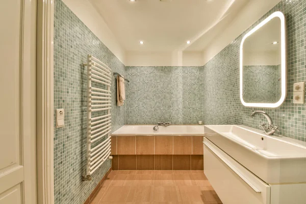 Tuvaleti Olan Modern Işık Banyoları — Stok fotoğraf