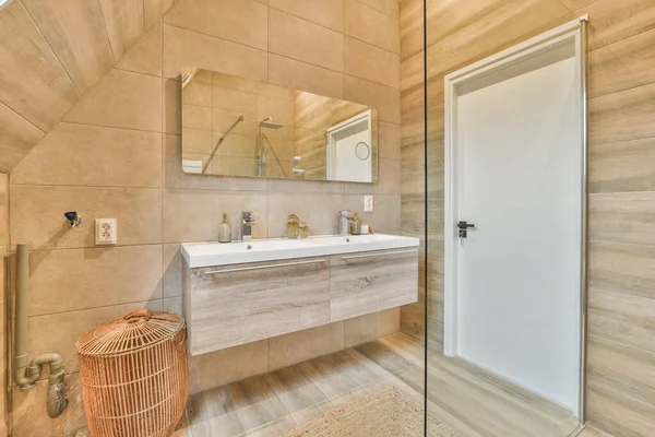 Toilettenspülung Zwischen Waschbecken Und Dusche Kleinen Gefliesten Badezimmer Einer Modernen — Stockfoto