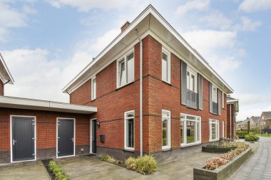 Binaya yakın bir cadde manzarası, dışarısı çok güzel.