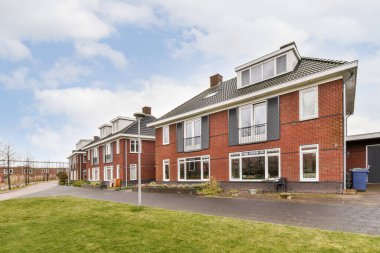 Binaya yakın bir cadde manzarası, dışarısı çok güzel.