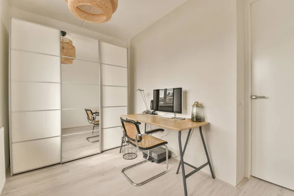 Interior Minimal Ruang Belajar Dengan Lantai Parket Dan Dinding Putih — Stok Foto