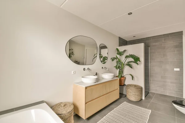 Çağdaş Apartmandaki Açık Tuvaletteki Cam Kapılı Aynalı Döşeme — Stok fotoğraf