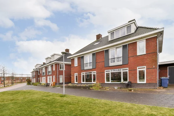 Binaya yakın bir cadde manzarası, dışarısı çok güzel.