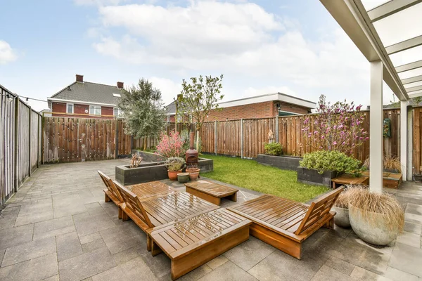 Neat Paved Patio Sitting Area Small Garden Wooden Fence — Foto Stock