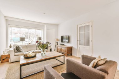 Çağdaş açık mutfak, yemek masası seti ve ferah odada gri kanepe.