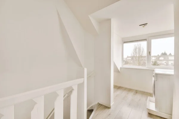 カーテン付きの大きなバルコニー窓と木製の寄木細工の床と空の白い部屋のインテリア — ストック写真