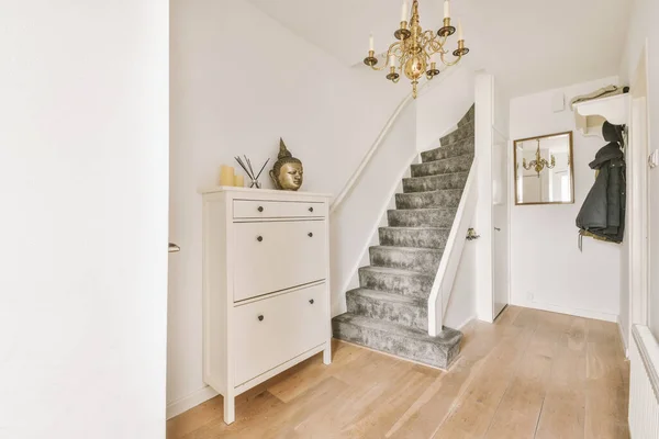 エレガントな家の中で特別なデザインの豪華な階段ホール — ストック写真