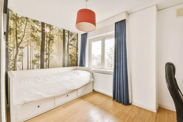 Modern Wooden Bed White Duvet Spacious Light Bedroom — ストック写真