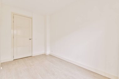 Lüks bir evde rahat ve ferah boş bir oda.