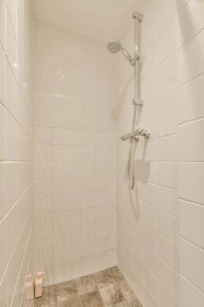 现代公寓风格新颖的浴室室内设计 配有白色马桶和带玻璃淋浴的浴缸 — 图库照片