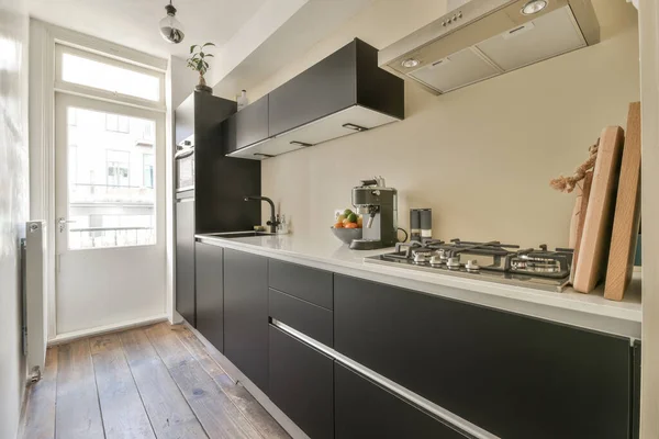 Desain Dapur Mansard Dengan Lemari Kayu Dan Interior Minimalis Bawah — Stok Foto