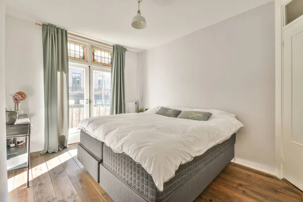 舒适的床 靠近阳台门 有窗帘 舒适的卧室在家里 — 图库照片