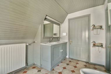 Açık banyo küveti ve duşu olan modern ev iç tasarımı. Tuvaletten bölme duvarıyla ayrılmış.