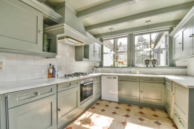 Seçkin bir evin güzel mutfağının içi.