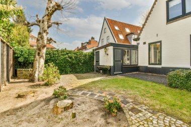 Binaya yakın bir cadde manzarası, dışarısı çok güzel.