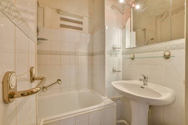 Açık banyo küveti ve duşu olan modern ev iç tasarımı. Tuvaletten bölme duvarıyla ayrılmış.