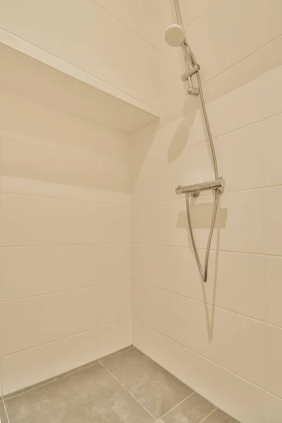 現代のアパートの寝室の近くにガラス壁と狭い洗面所のインテリア — ストック写真