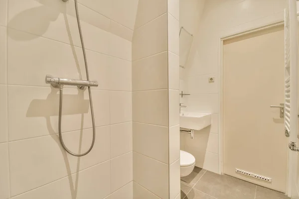 Interior Banheiro Estreito Com Parede Vidro Localizado Perto Quarto Apartamento — Fotografia de Stock