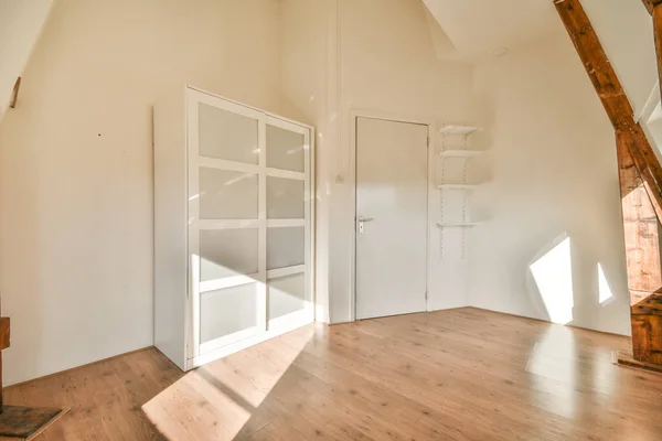 Modern Cupboard Doors Wicker Basket Spacious Room White Walls Wooden — Zdjęcie stockowe