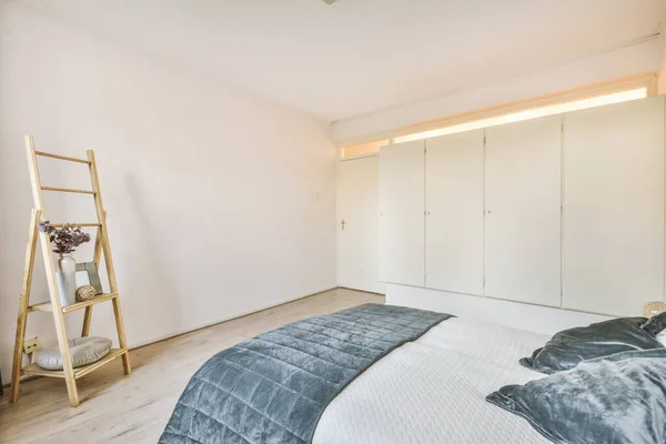 Home Interieur Van Slaapkamer Met Bed Houten Kast Geplaatst Hoek — Stockfoto