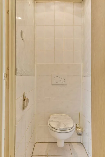 パーティションの壁でトイレから分離オープンバスタブとシャワー付きの白いバスルームのモダンな家のインテリアデザイン — ストック写真