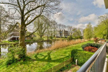 Eski tuğlalı binaların ve bisikletli arabaların ön manzarası küçük balkondan tırabzanlara kadar uzanıyor.