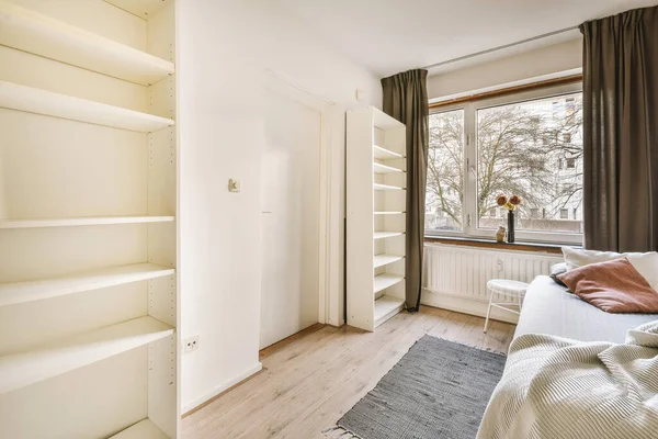 Home Interieur Van Slaapkamer Met Bed Houten Kast Geplaatst Hoek — Stockfoto