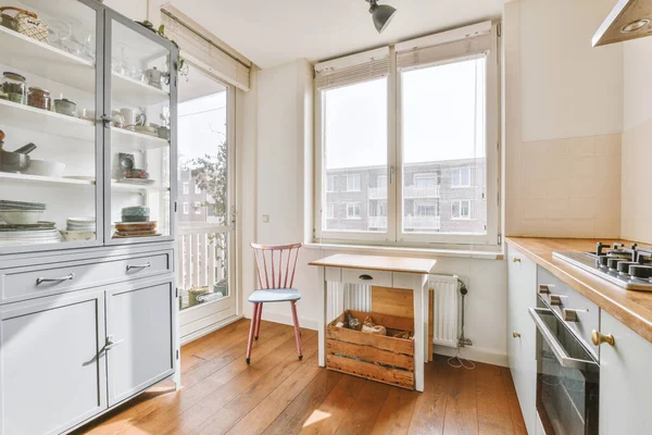 Hoekkast Tafel Met Stoelen Gelegen Lichte Keuken Van Moderne Flat — Stockfoto