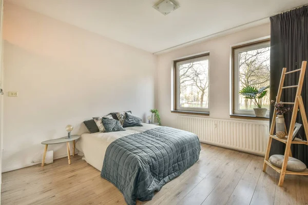 Home Interieur Van Slaapkamer Met Bed Houten Kast Geplaatst Hoek — Stockfoto