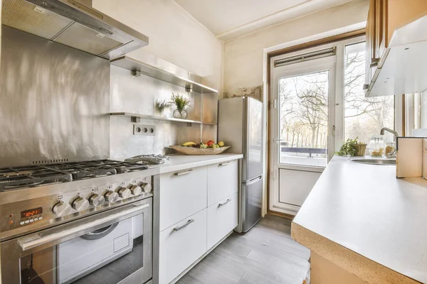 Goed Georganiseerde Kleine Keuken Interieur Met Wastafel Onder Het Raam — Stockfoto
