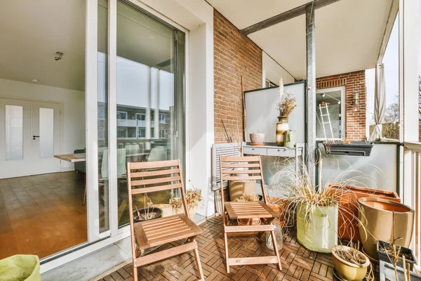 Smalle Bakstenen Balkon Met Metalen Leuningen Houten Stoel Deur Met — Stockfoto