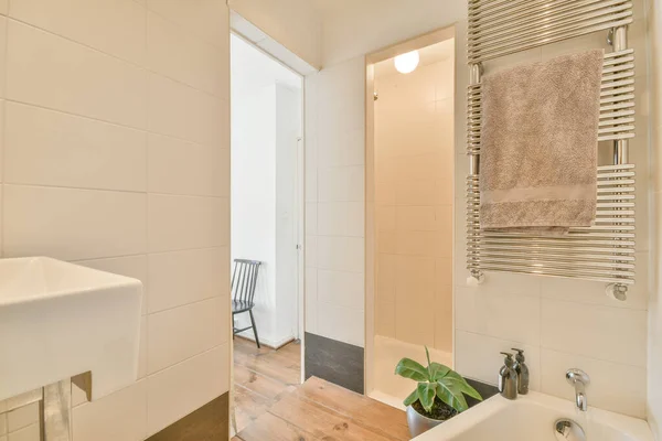 Toaleta Ścienna Mały Zlewozmywak Kącie Toalecie Beżowymi Płytkami Kabiną Prysznicową — Zdjęcie stockowe