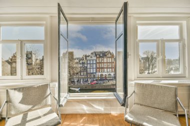 Eski tuğlalı binaların ve bisikletli arabaların ön manzarası küçük balkondan tırabzanlara kadar uzanıyor.