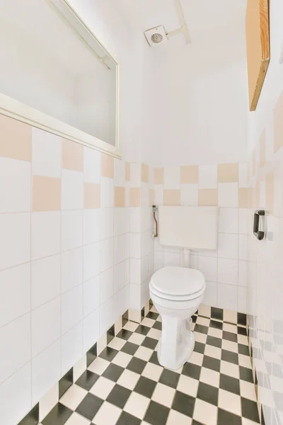 Interno Del Bagno Stretto Con Bagno Appeso Parete Con Pareti — Foto Stock