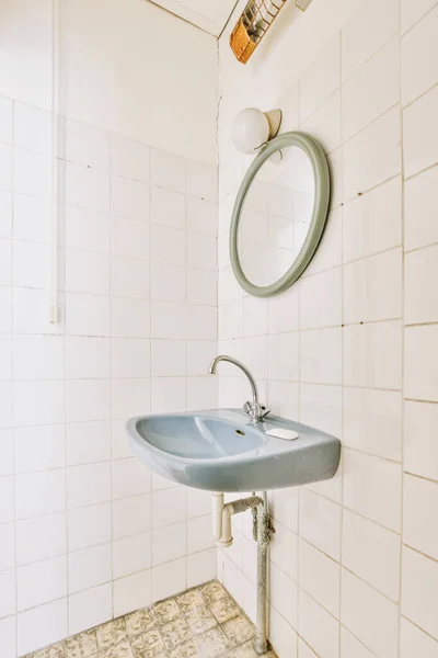 国内当代卫生间的瓷墙镜下挂着水龙头和液体肥皂的水槽 — 图库照片