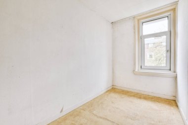 Evdeki boş ışık odasında plastik pencere ve beyaz duvar