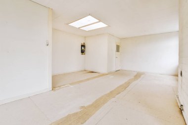 Evdeki boş ışık odasında plastik pencere ve beyaz duvar