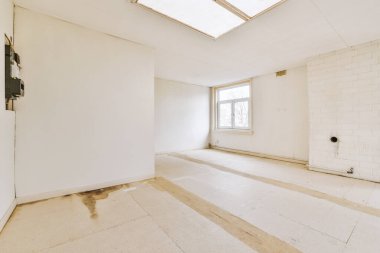 Evdeki boş ışık odasında plastik pencere ve beyaz duvar