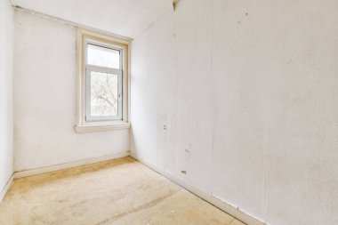 Evdeki boş ışık odasında plastik pencere ve beyaz duvar