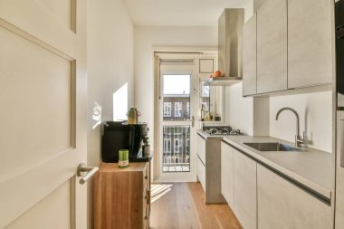 Seçkin bir evin modern mutfağının içinde.