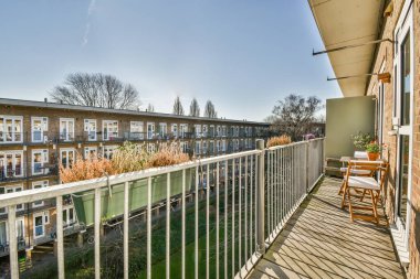 Güzel manzaralı rahat mobilyalarla balkonda oturma alanı