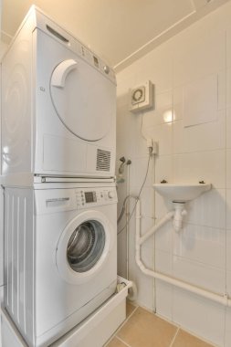 Açık banyo küveti ve duşu olan modern ev iç tasarımı. Tuvaletten bölme duvarıyla ayrılmış.