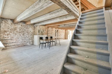 Zarif bir evde özel tasarım lüks merdivenler.